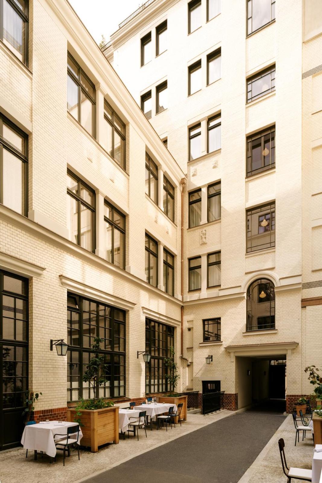 Boutique Hotel Chateau Royal Berlin Exterior photo The courtyard of the building